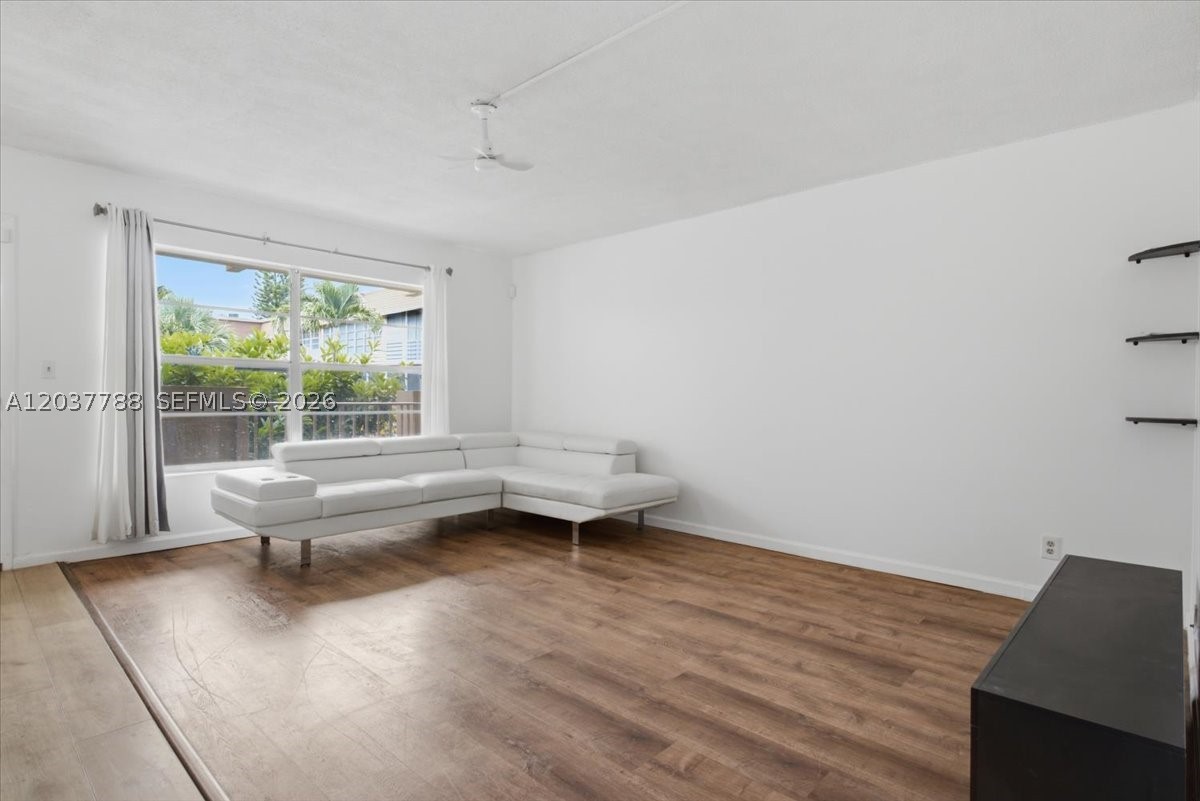 LAUDERDALE OAKS CONDO II - Residential