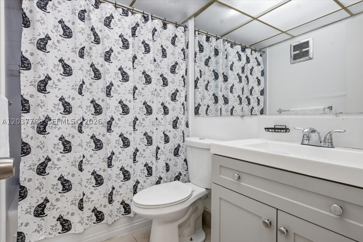 LAUDERDALE OAKS CONDO II - Residential