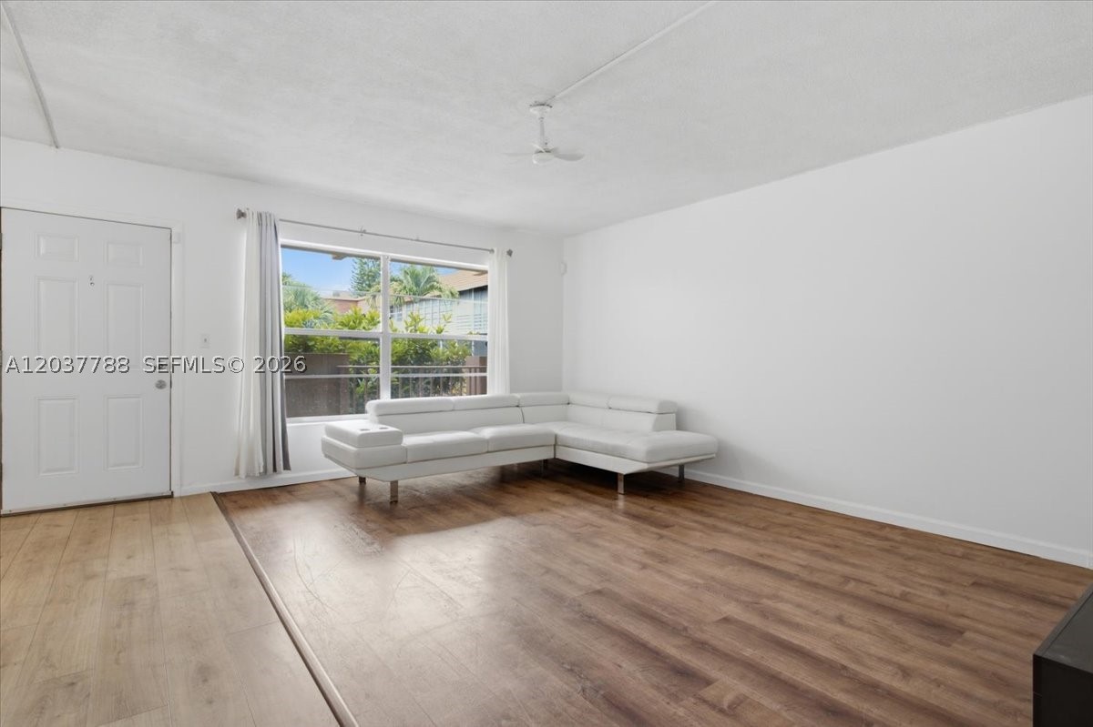 LAUDERDALE OAKS CONDO II - Residential