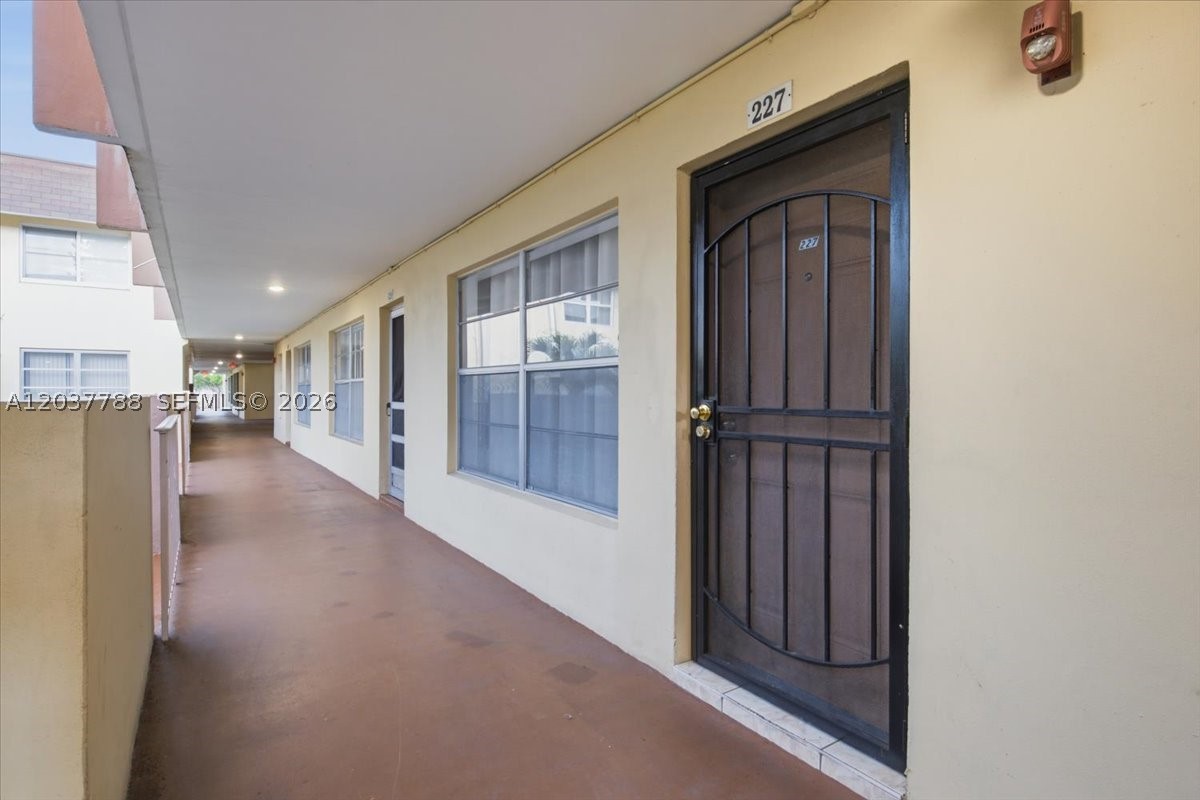 LAUDERDALE OAKS CONDO II - Residential
