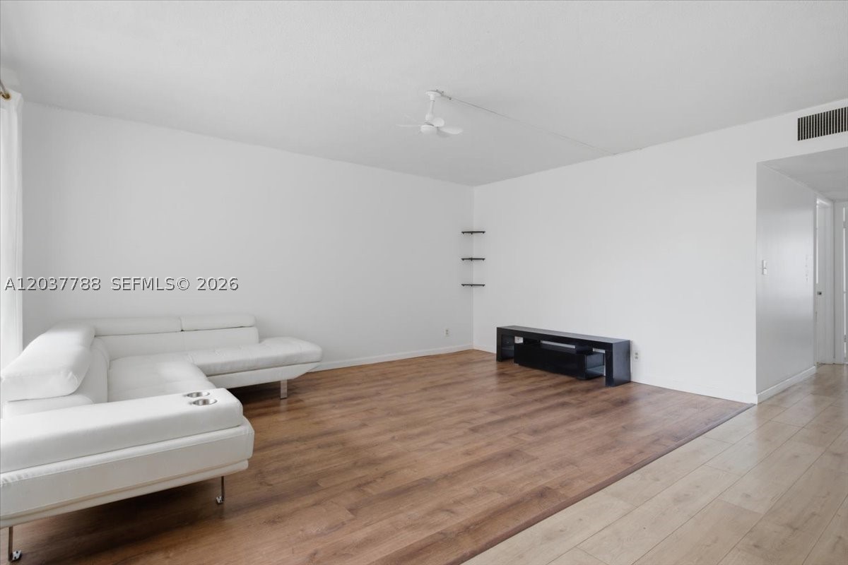 LAUDERDALE OAKS CONDO II - Residential