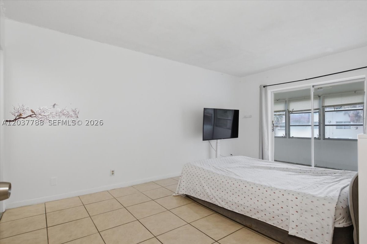 LAUDERDALE OAKS CONDO II - Residential