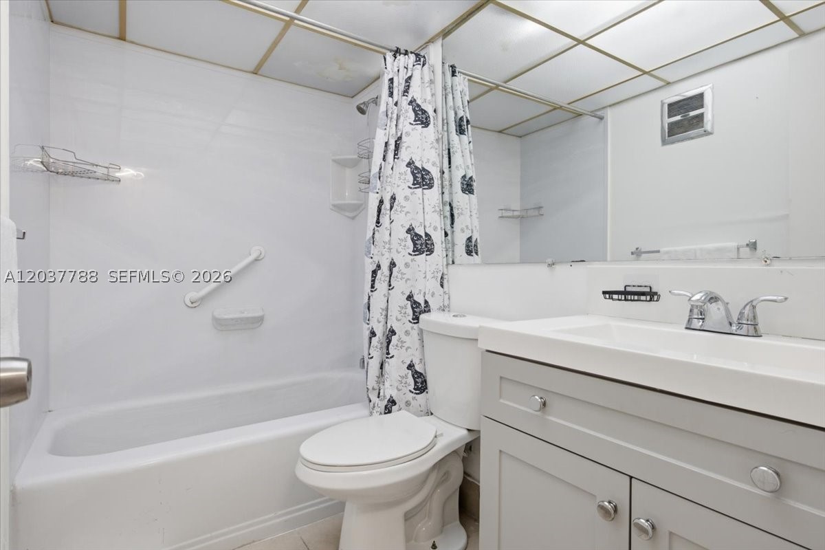 LAUDERDALE OAKS CONDO II - Residential
