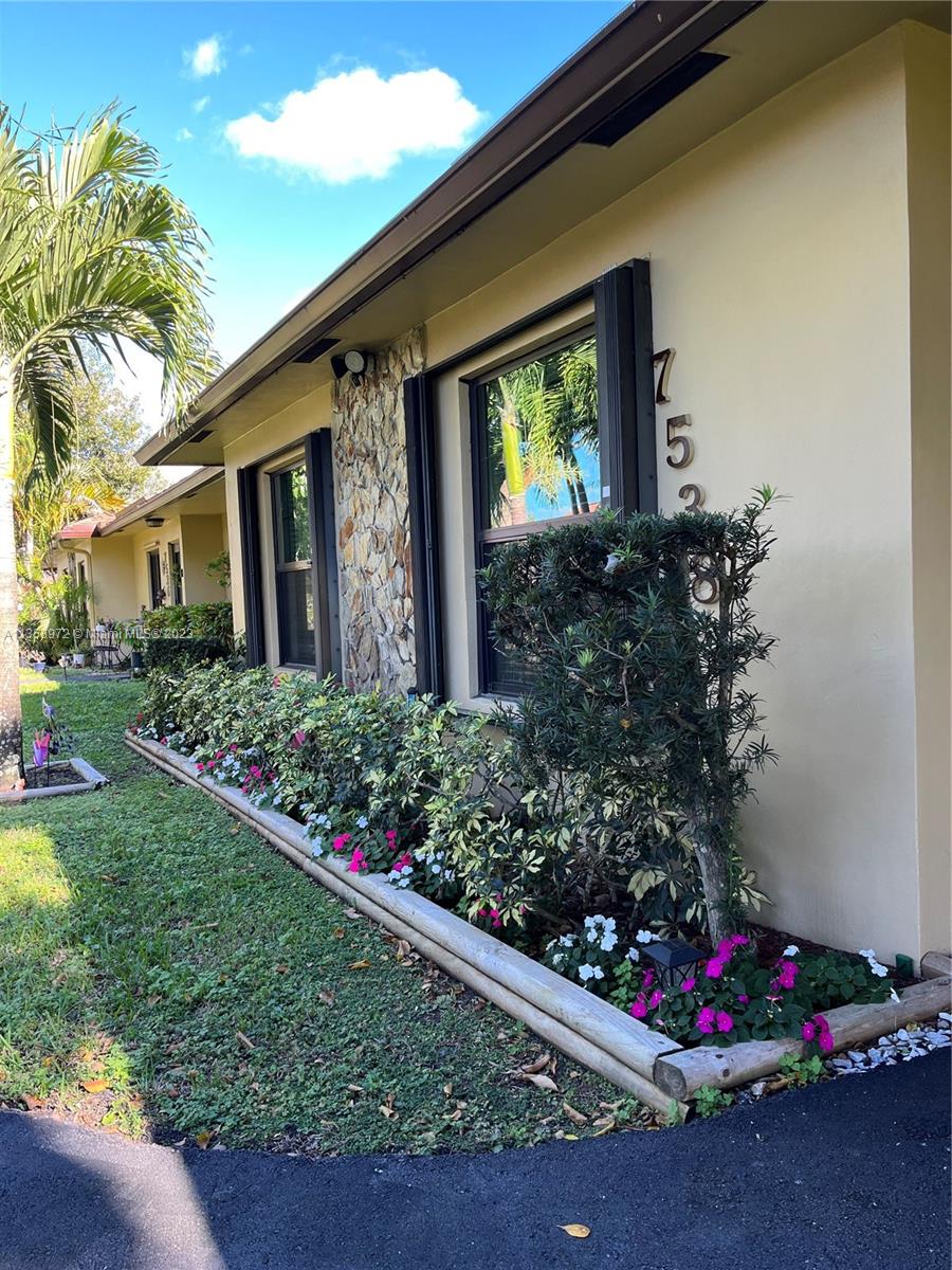 NOVA HILLS CONDOMINIUM 4 - Residential