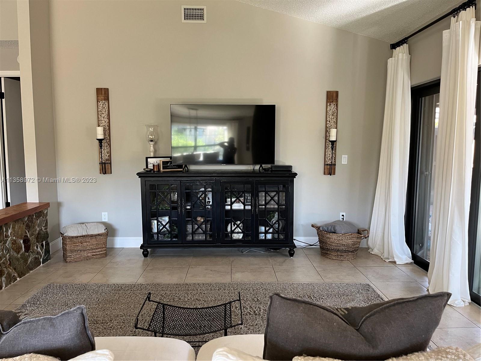 NOVA HILLS CONDOMINIUM 4 - Residential