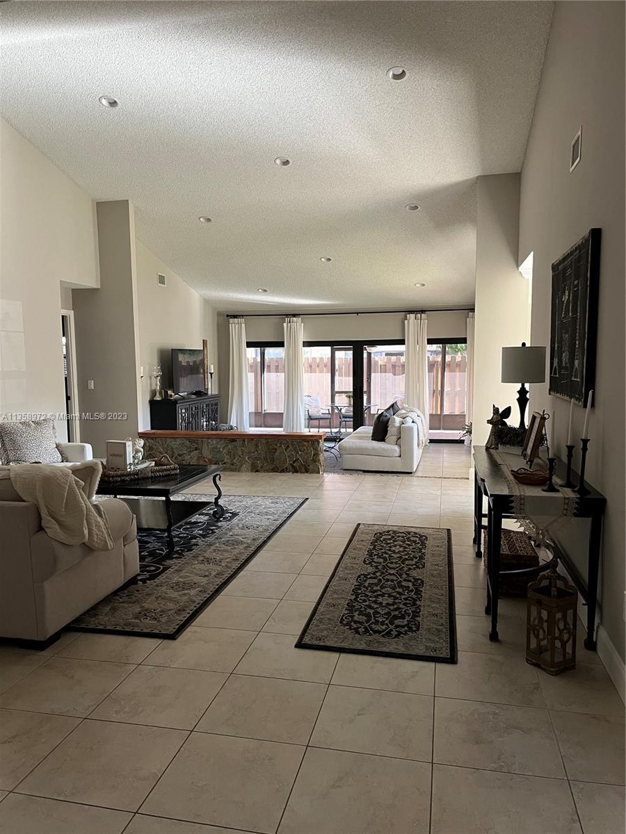 NOVA HILLS CONDOMINIUM 4 - Residential