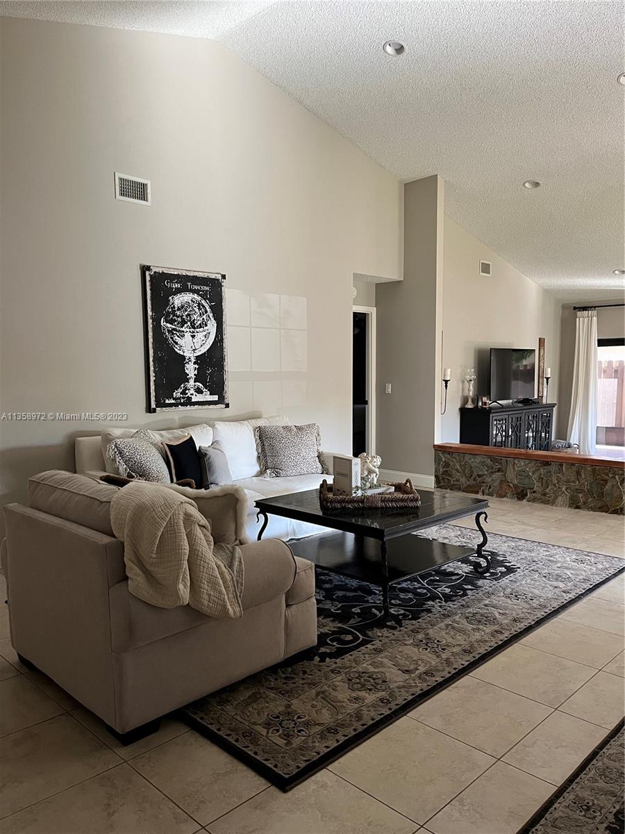 NOVA HILLS CONDOMINIUM 4 - Residential