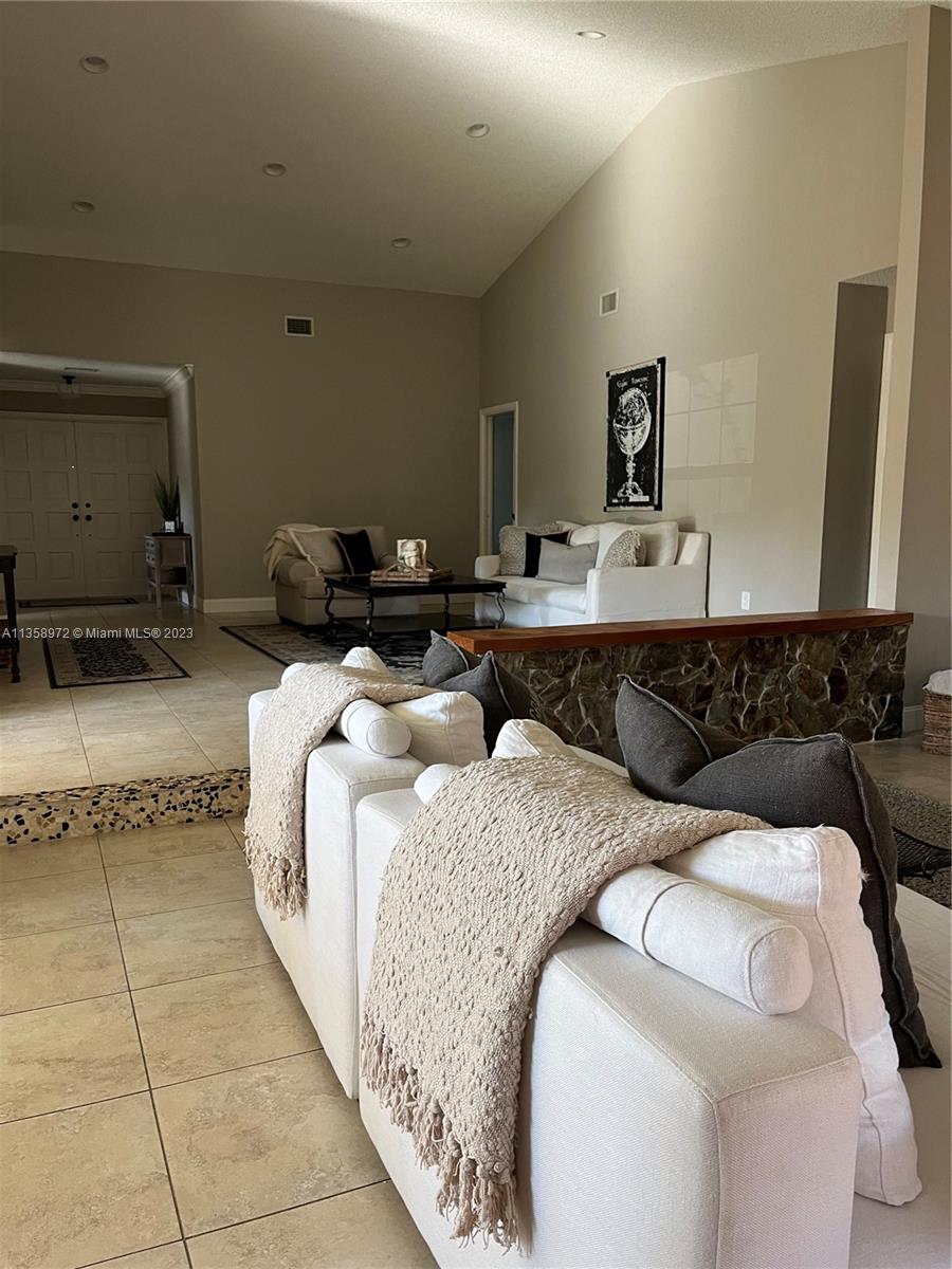 NOVA HILLS CONDOMINIUM 4 - Residential