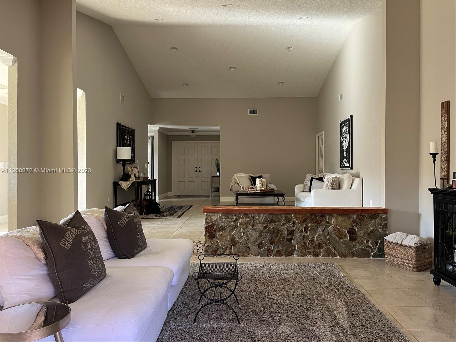 NOVA HILLS CONDOMINIUM 4 - Residential