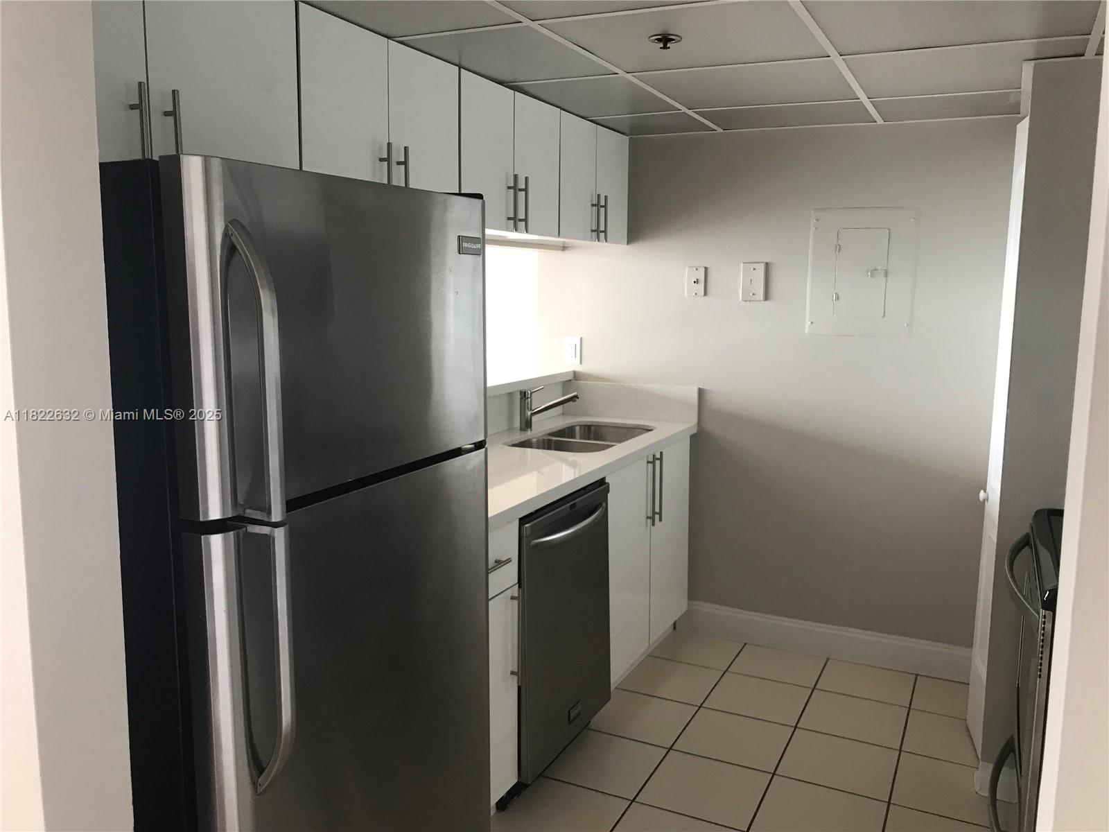 2 bedrooms and 2 bathrooms. Gorgeous views from everywhere. Split floor plan. Bright unit with balcony in every room. Open renovated kitchen. Laminated floors throughout. Floor to ceiling windows everywhere. Elementary school across the street. Amenities inc: pool, 24 hrs security, laundry facilities in every floor. Hook up available in the unit. Convenient location. Unit comes with 2 assigned parking spaces. Unit is rented, tenant in place for 2 years and renovated lease until April 2026.