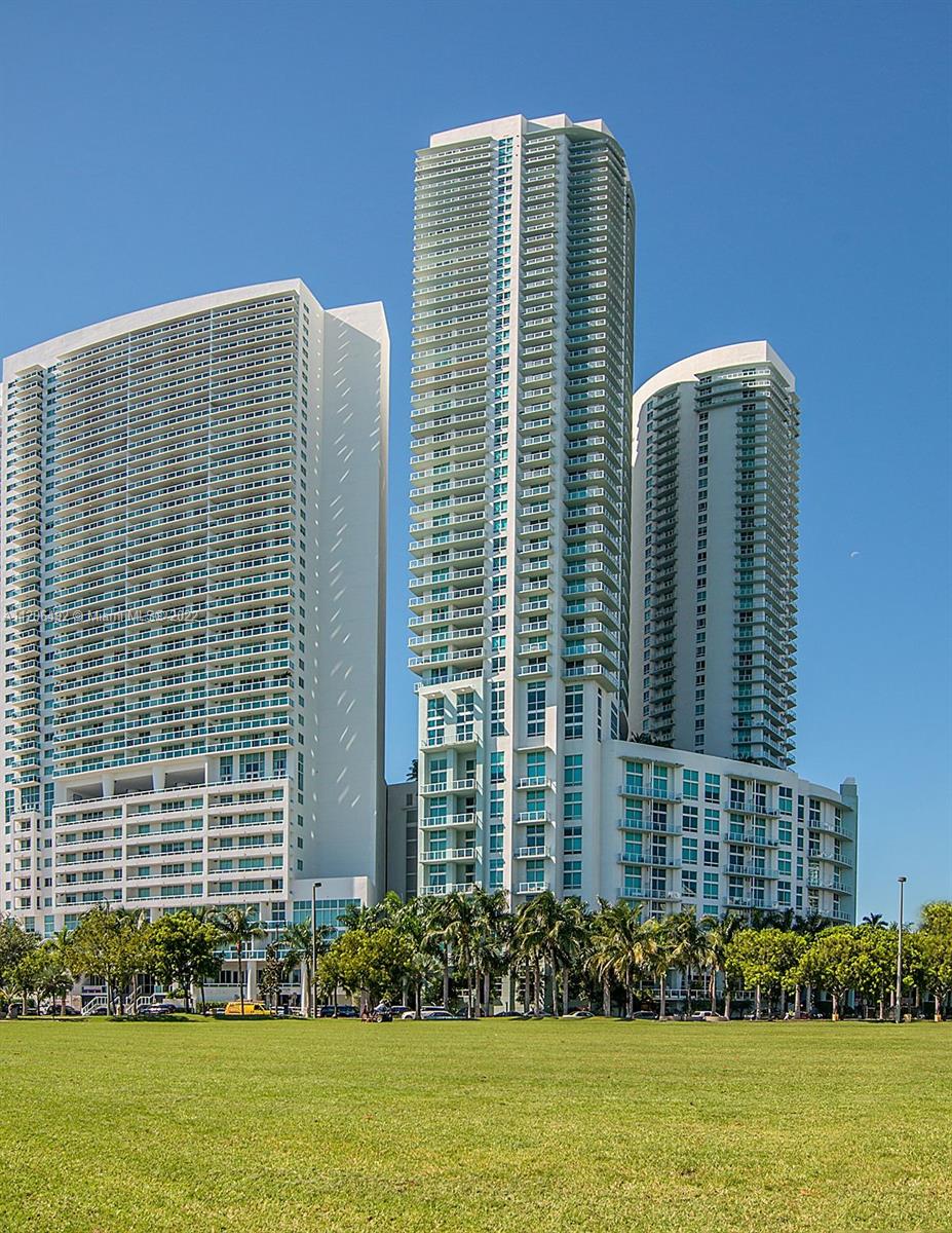 Spacious 1 Bedroom 1 Bath in Sought after 1800 Club in Edgewater, one of the best districts to live in the city of Miami. Walking distance to the arts and entertainment district, downtown, wynwood, and Midtown. Situated in front of Margaret Pace park. Live in the middle of it all in one of the best buildings in the area.
