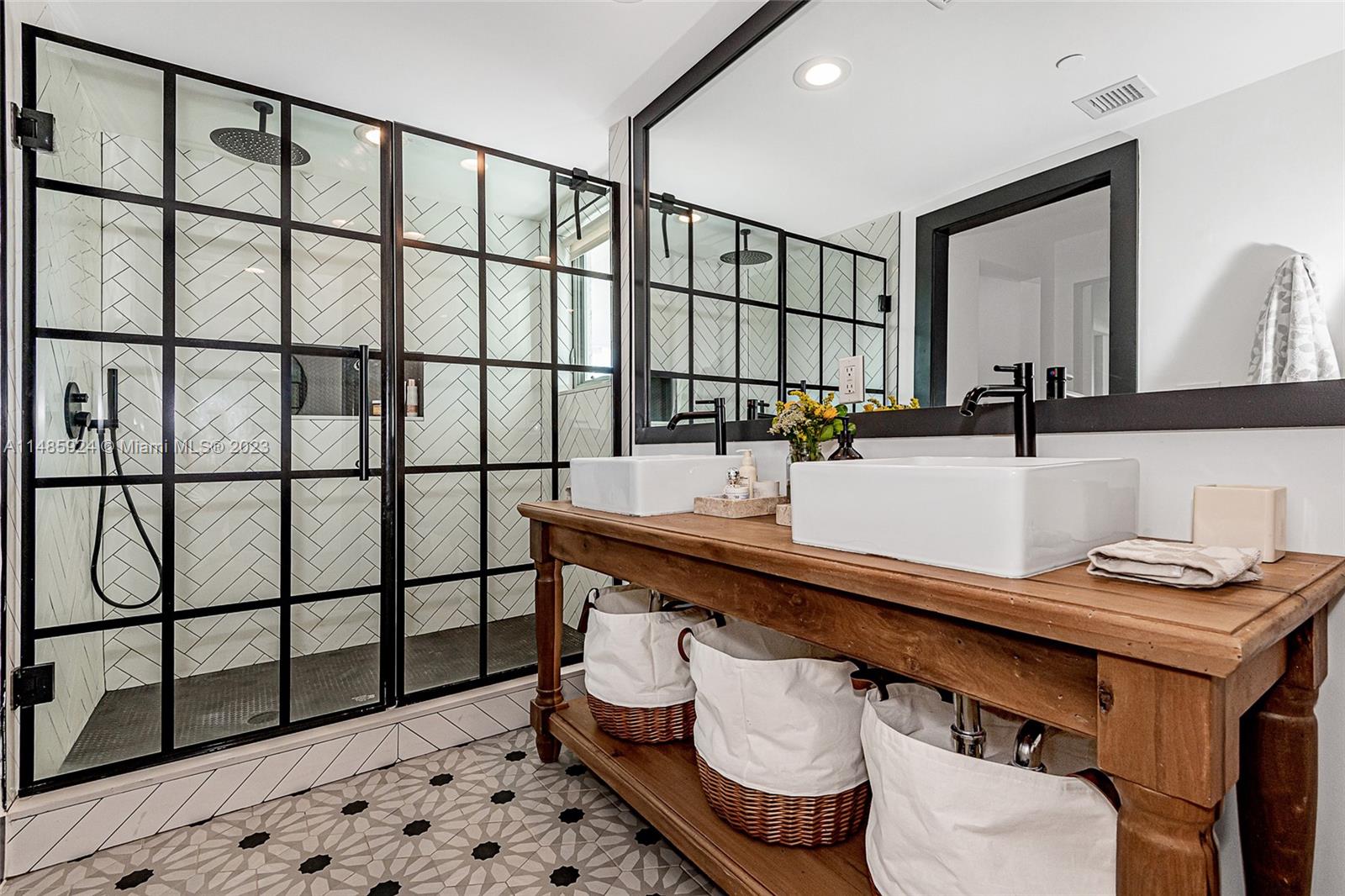 ABSOLUT CONDO - Residential