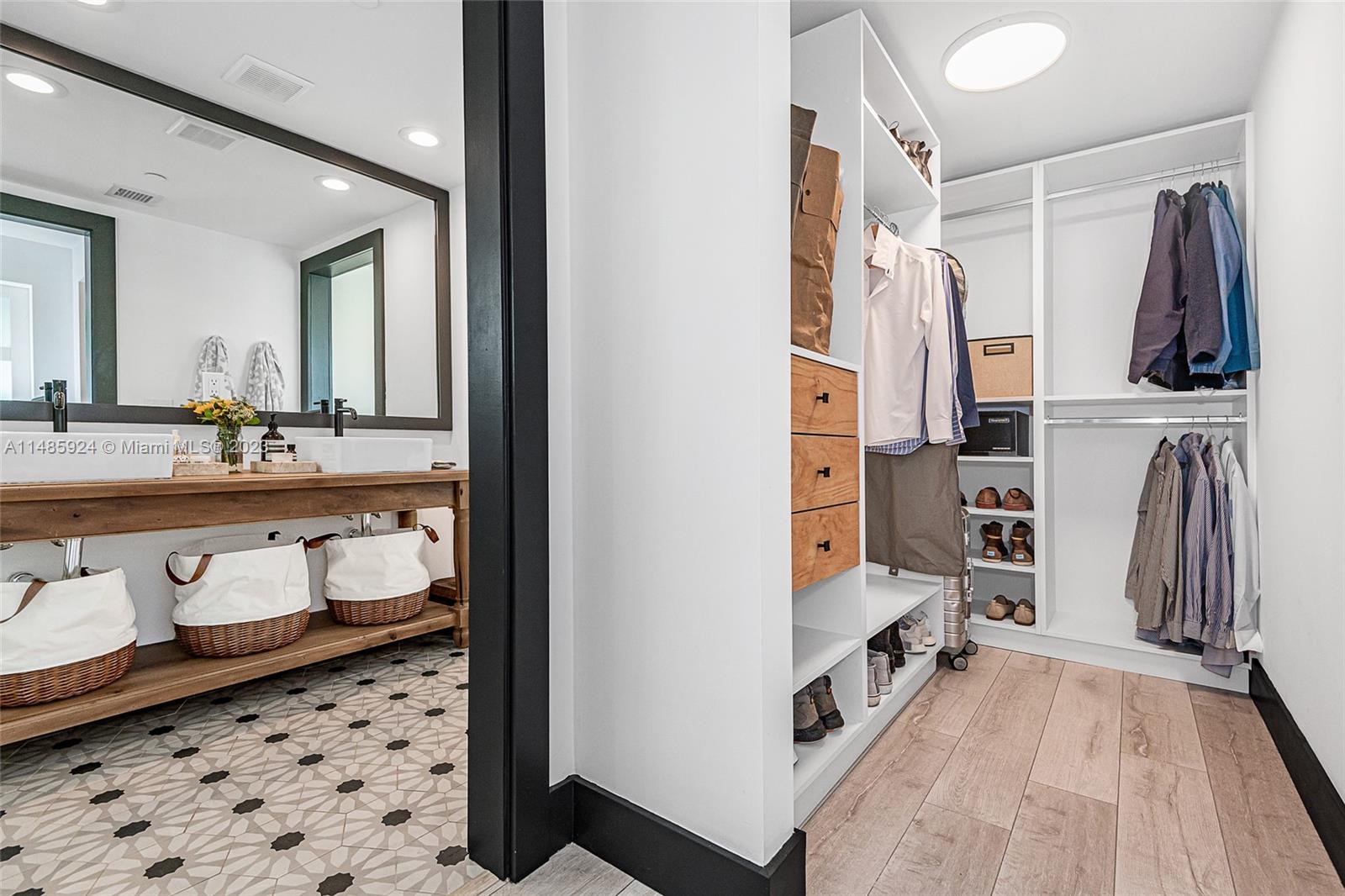 ABSOLUT CONDO - Residential