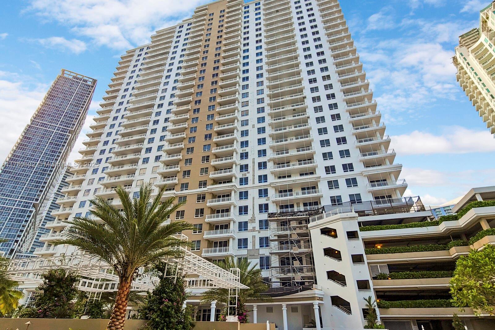 BEAUTIFUL 2 BEDS / 2 BATHS CORNER UNIT IN PRESTIGIOUS COURTS AT BRICKELL KEY. LIGHT AND BRIGHT BREAKFAST AREA. LARGE WRAPAROUND BALCONY WITH SPECTACULAR VIEWS OF THE BAY, THE MIAMI RIVER AND DOWNTOWN. TWO ASSIGNED TANDEM PARKING SPACES. RESORT STYLE BUILDING WITH GREAT AMENITIES: STATE OF THE ART GYM, SPA, SAUNA, POOL, TENNIS, RACQUETBALL, PLAYROOM FOR KIDS, CONCIERGE, 24 HR FREE VALET PARKING. WALKING DISTANCE TO MARKETPLACE, RESTAURANTS, AND DOWNTOWN.