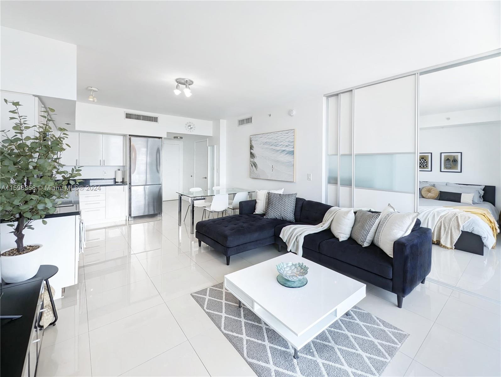 Gorgeous 1 bed 1.5 Bath unit, fully furnished, Floor to ceiling windows giving you a breathtaking skyline and partial river views. Washer & Dryer in unit. Walking distance to Brickell City Centre, shops restaurants and Mary Brickell Villages. Enjoy luxury Miami living with a social club, dry cleaning, Deli, hair salon, pool & spa, steam room, jacuzzi24/7 front desk attendant, valet parking and much more.