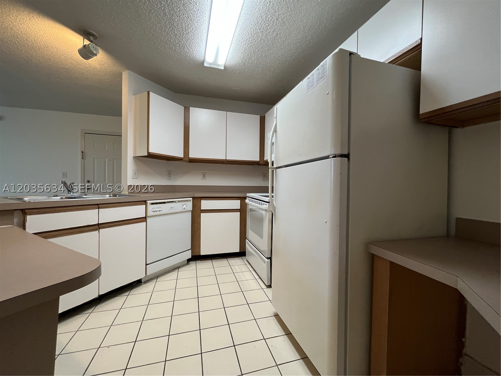 WINDWARD LAKES CONDO - Residential Lease