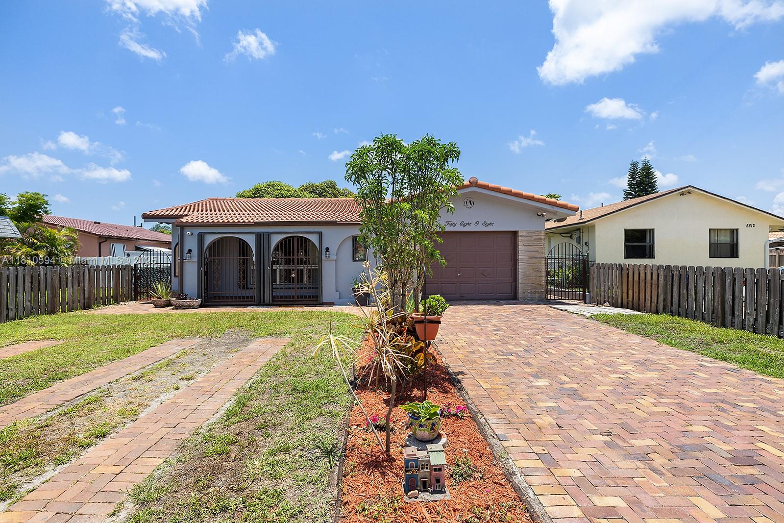 HOLLYWOOD BEACH GARDENS - Residential