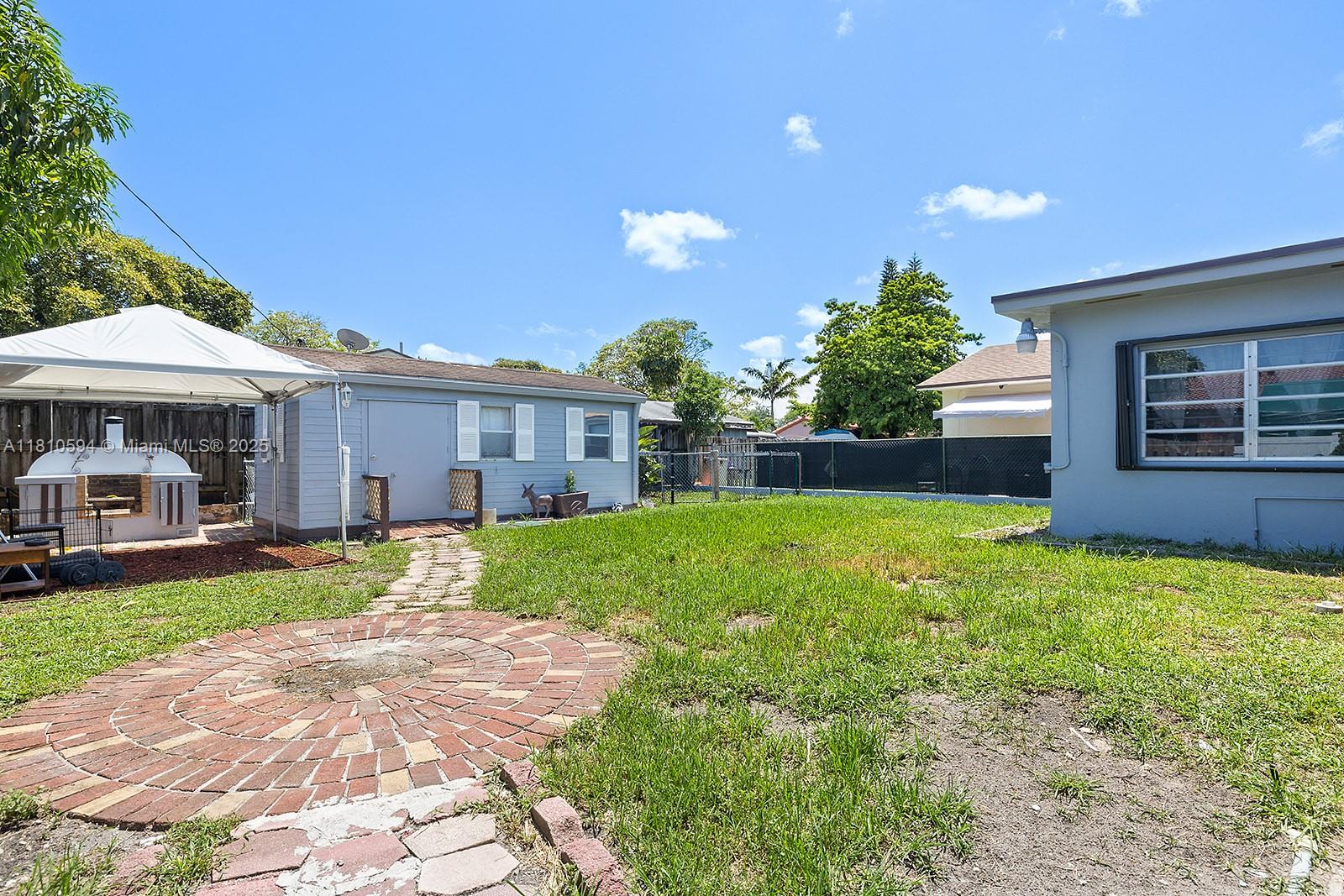 HOLLYWOOD BEACH GARDENS - Residential