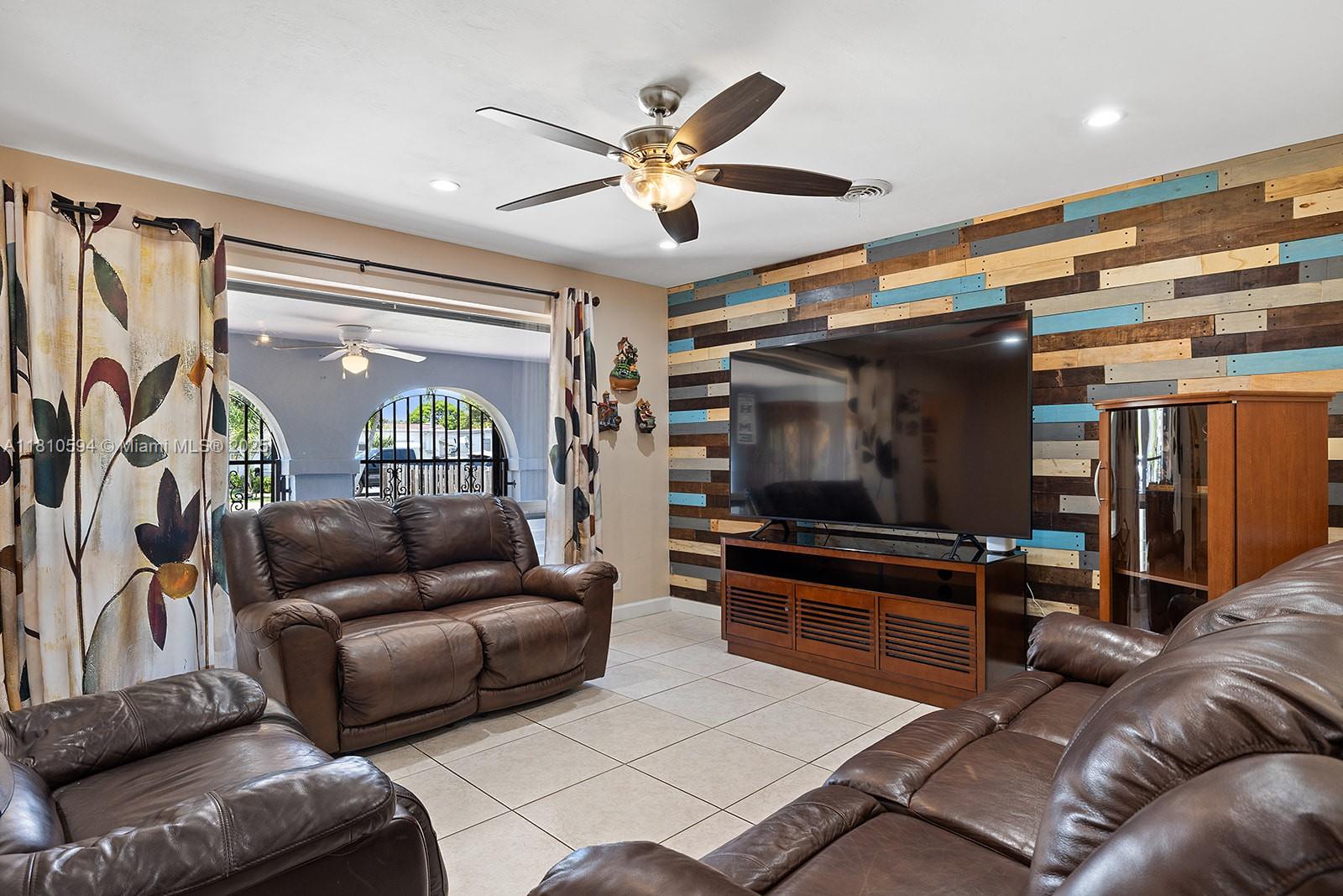 HOLLYWOOD BEACH GARDENS - Residential