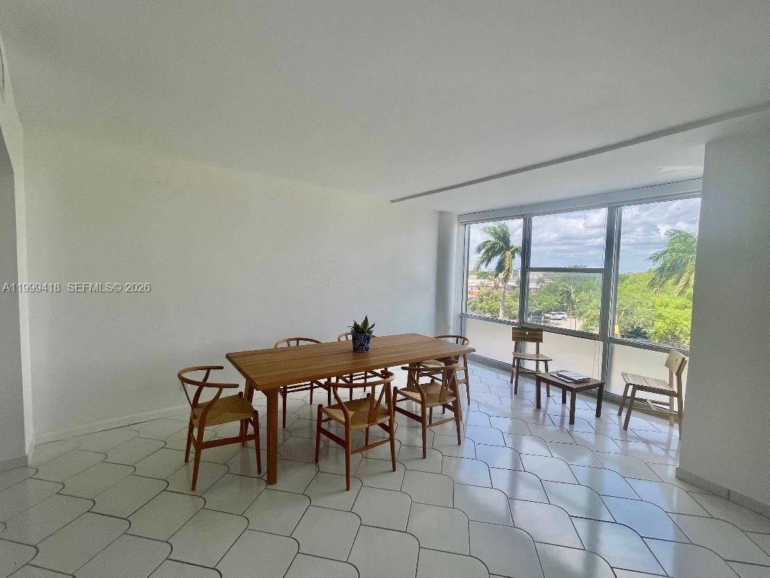 KING COLE CONDO - Residential