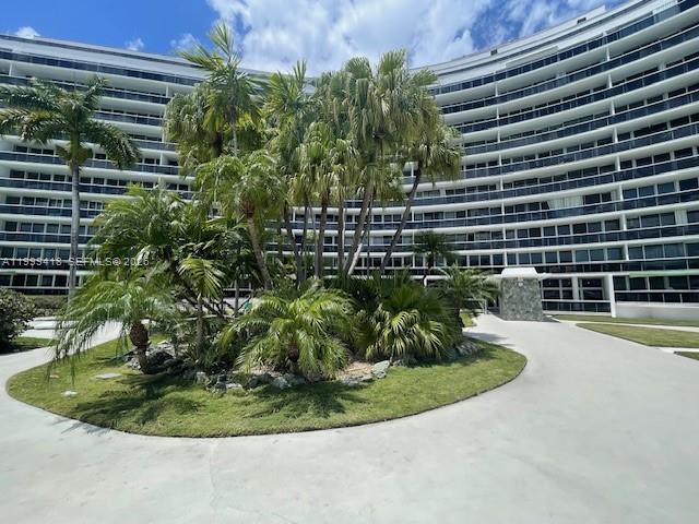 Bright and inviting, spacious 1-bedroom, 1 bathroom + powder room, with bay views from the balcony and floor-to-ceiling windows. New master bathroom, new powder room, and new bedroom flooring. Large walk-in closet. Bay-front living in the iconic King Cole Condominium, designed by architect Morris Lapidus.
Easy to show. 
Prime location—minutes to the beach, stores, and restaurants.

King Cole condominium offers great amenities: pool, renovated gym, marina access, party room, and children’s playroom. Pet-friendly building with BBQ area, kayak and paddle storage, bicycle storage, 24-hour security, and valet parking. Also close to everything you need.
Docks available.

Maintenance includes electricity, water, high-speed internet, and cable TV.