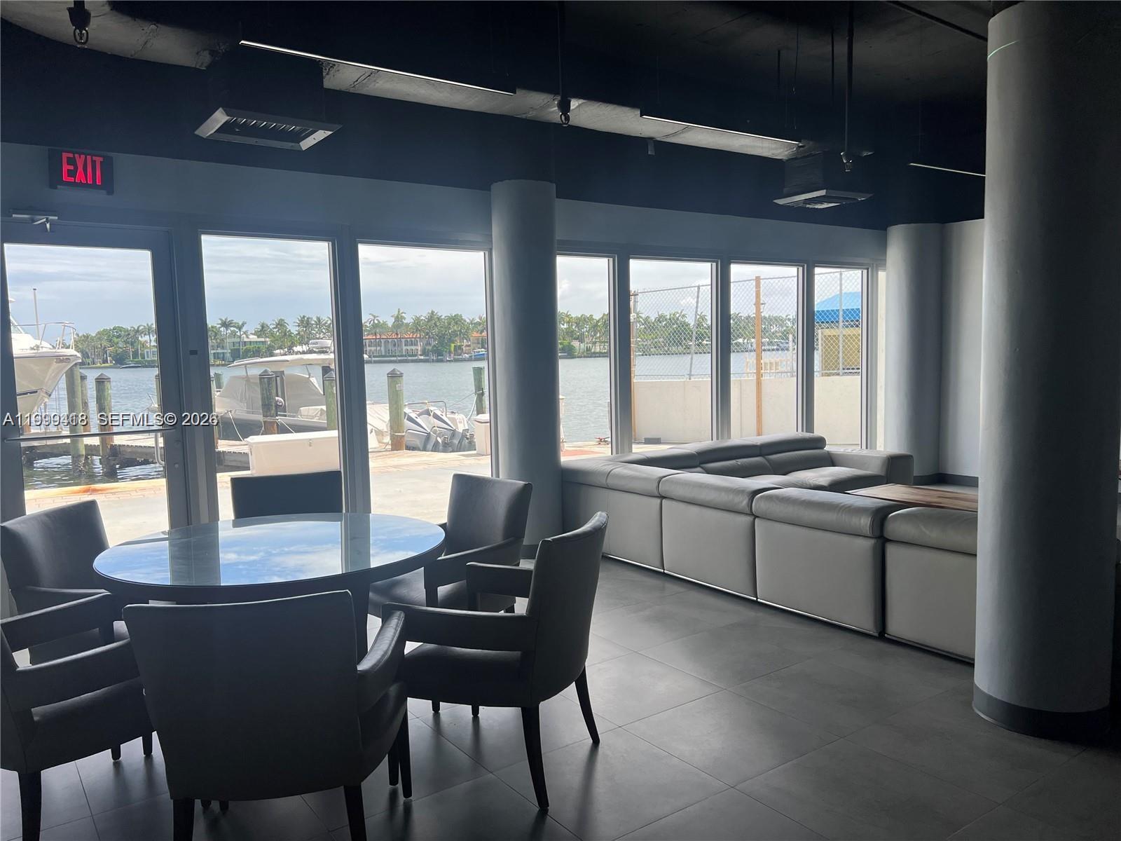KING COLE CONDO - Residential