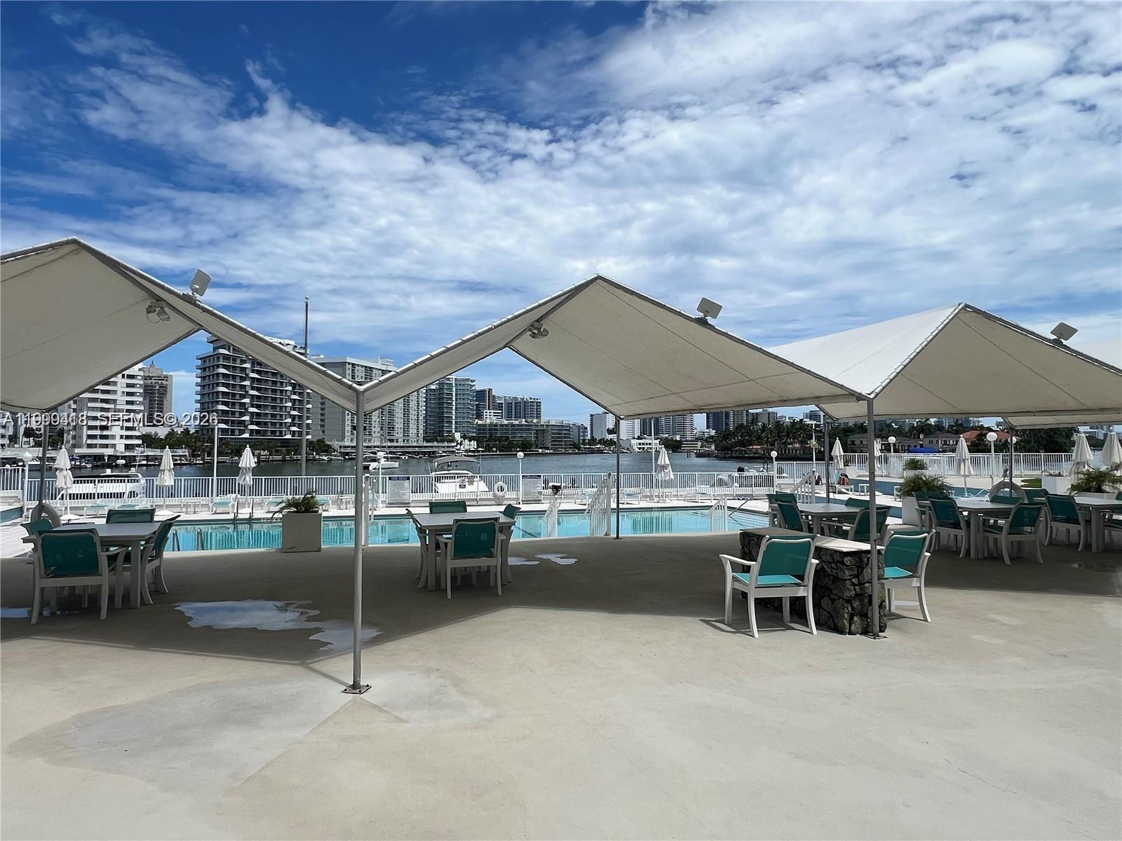 KING COLE CONDO - Residential