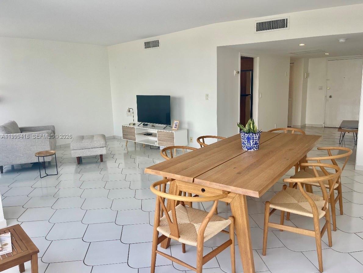 KING COLE CONDO - Residential