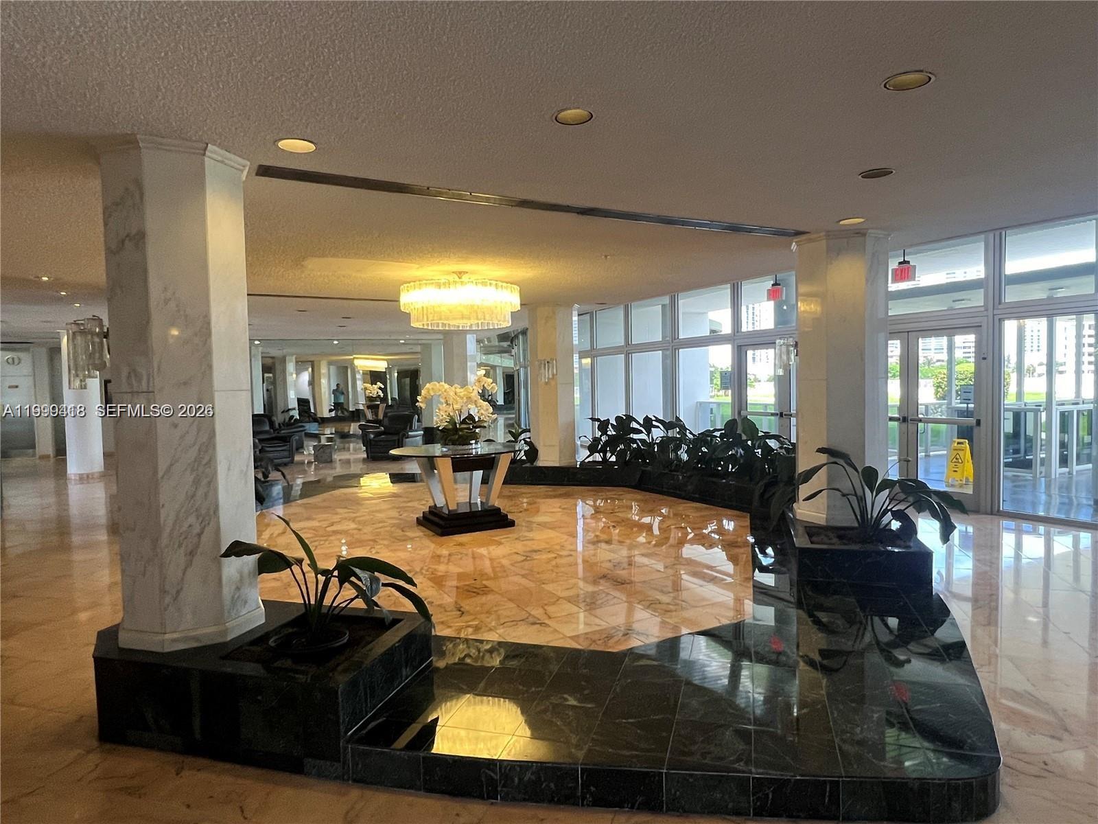 KING COLE CONDO - Residential
