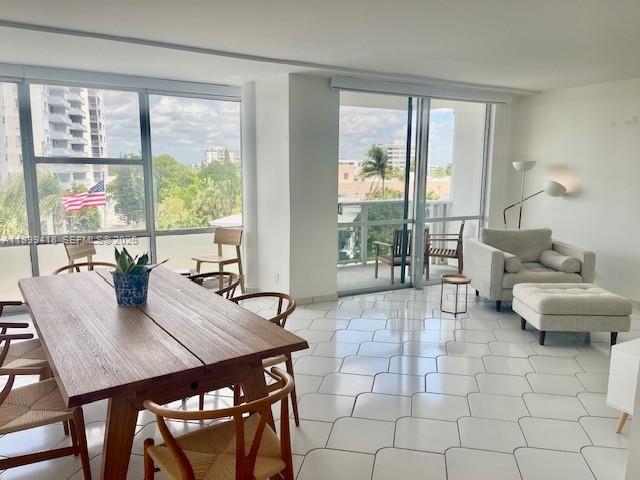 KING COLE CONDO - Residential