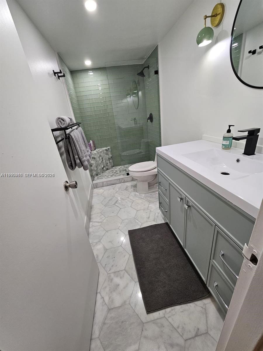 KING COLE CONDO - Residential
