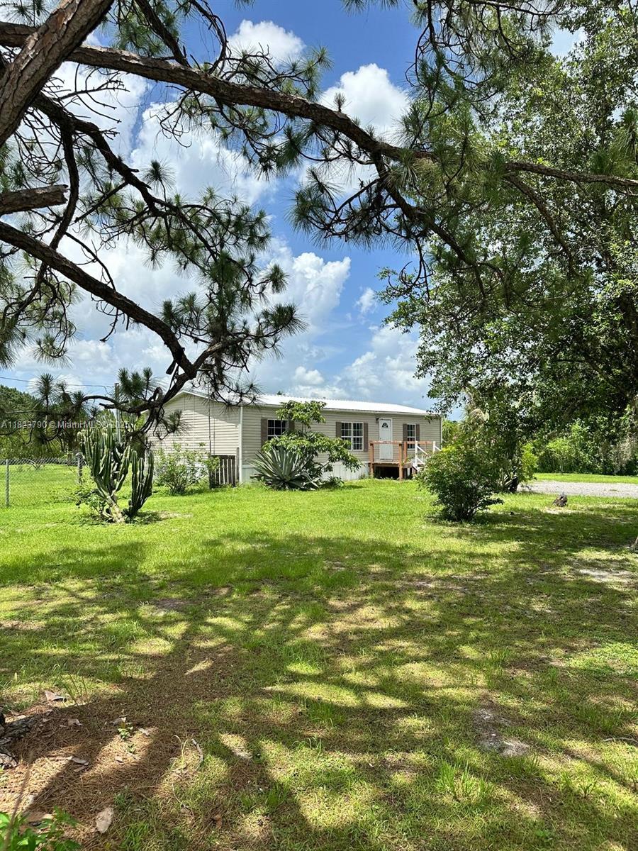 Beautiful corner home featuring 3 bedrooms and 2 bathrooms, including a master with jacuzzi. Open-concept layout with living room, dining area, and kitchen, plus a laundry room with access to the backyard. Clean and spacious 1.25-acre lot, fully fenced — perfect for planting or pets. Property includes two water wells and a private gate. Generous indoor and outdoor spaces.