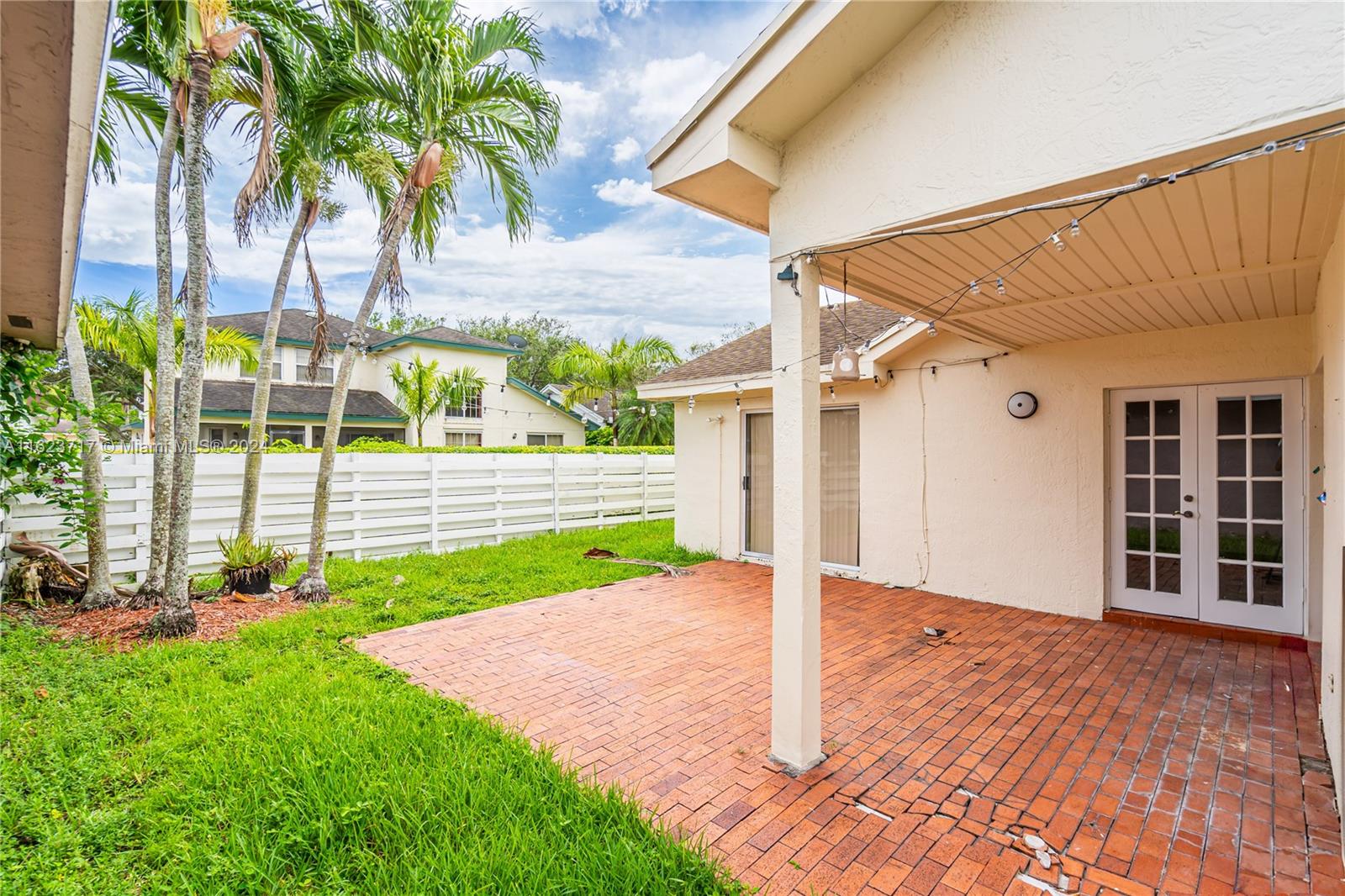 COUNTRY WALK LAKESIDE PAT - Residential Lease