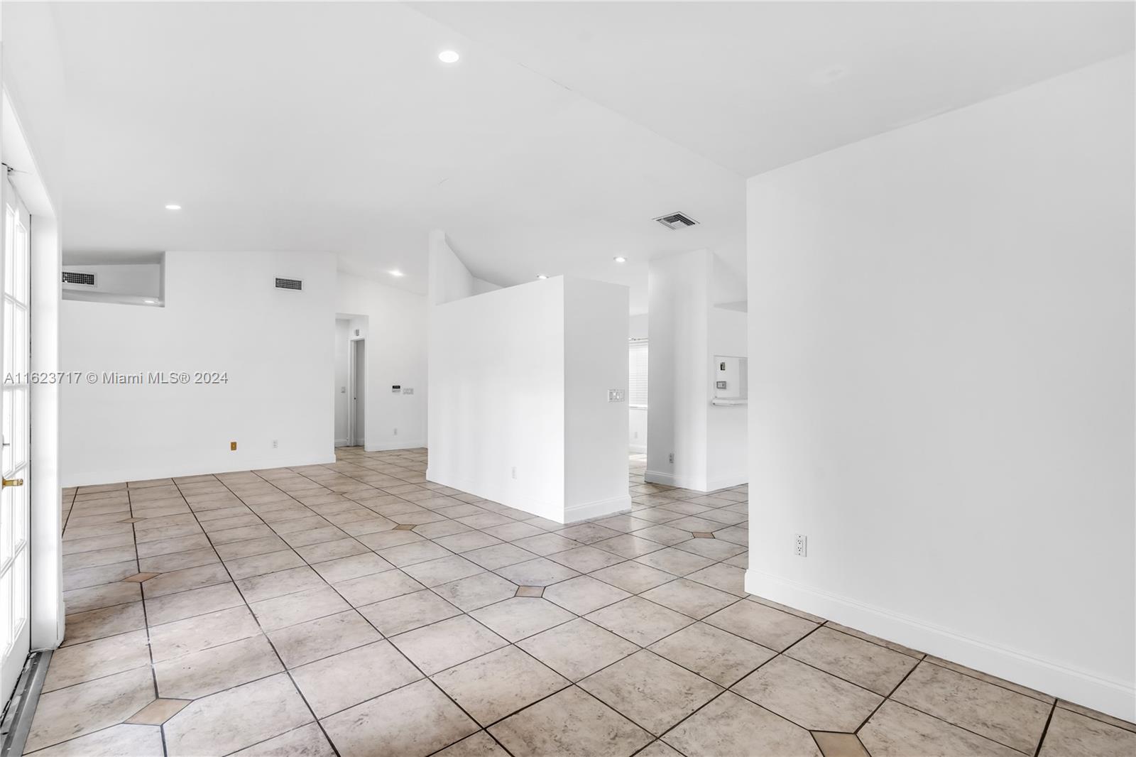 COUNTRY WALK LAKESIDE PAT - Residential Lease