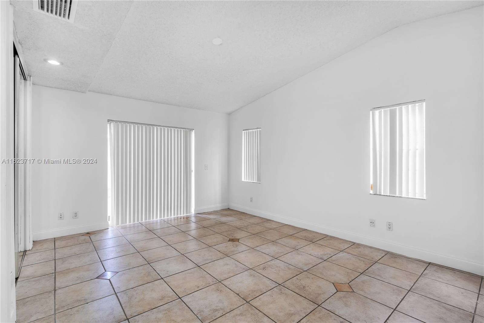 COUNTRY WALK LAKESIDE PAT - Residential Lease