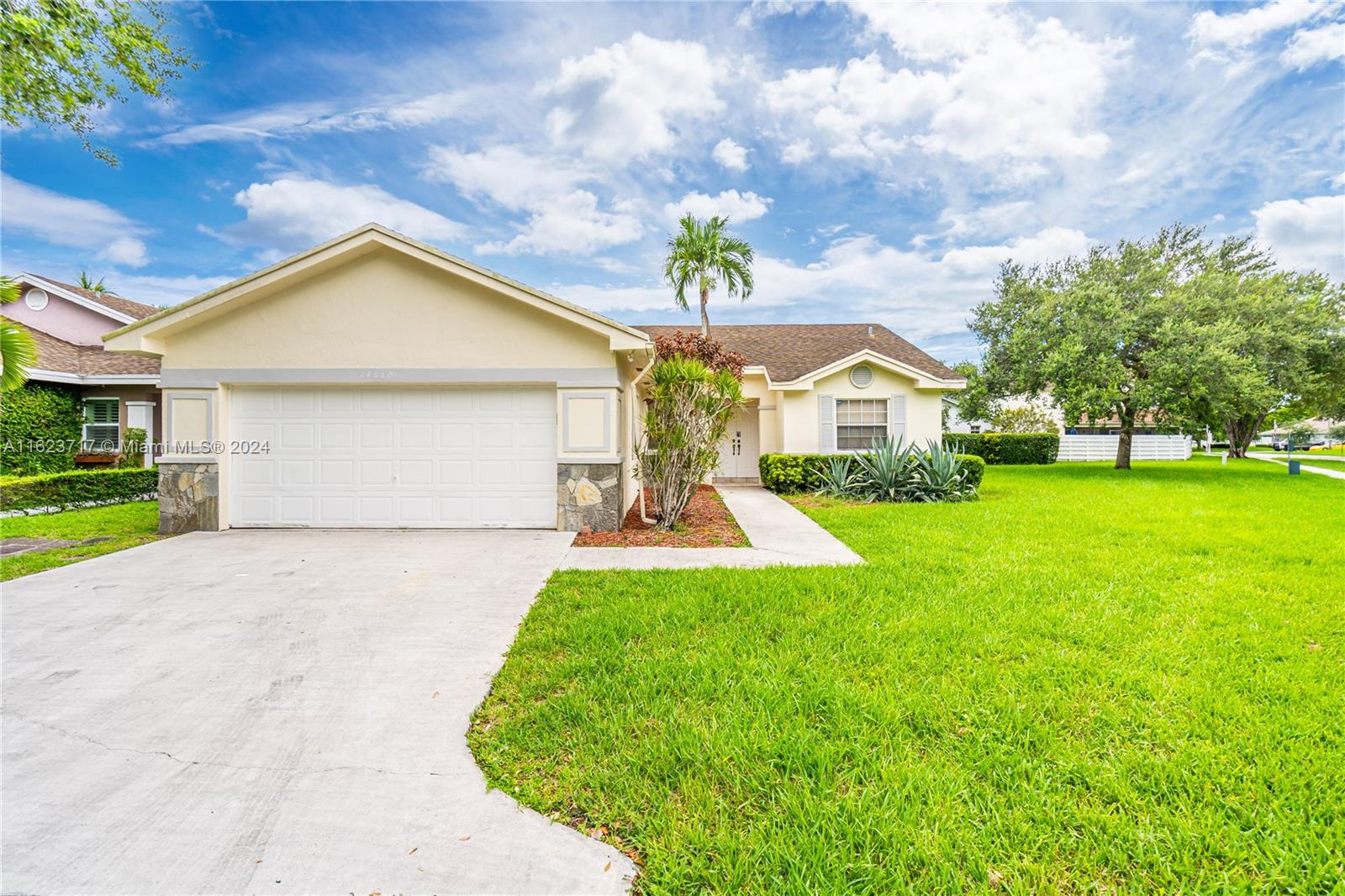 COUNTRY WALK LAKESIDE PAT - Residential Lease