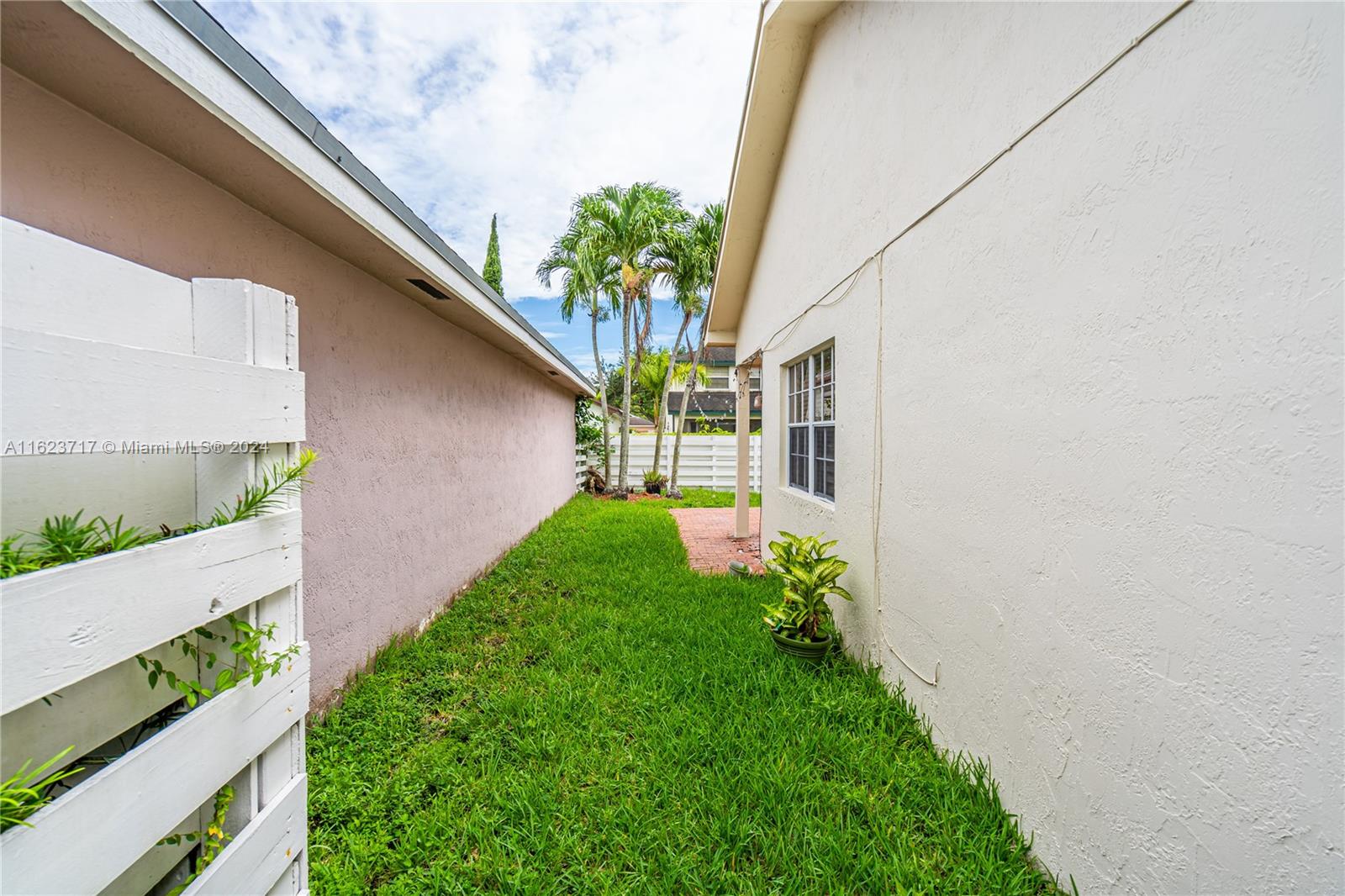 COUNTRY WALK LAKESIDE PAT - Residential Lease