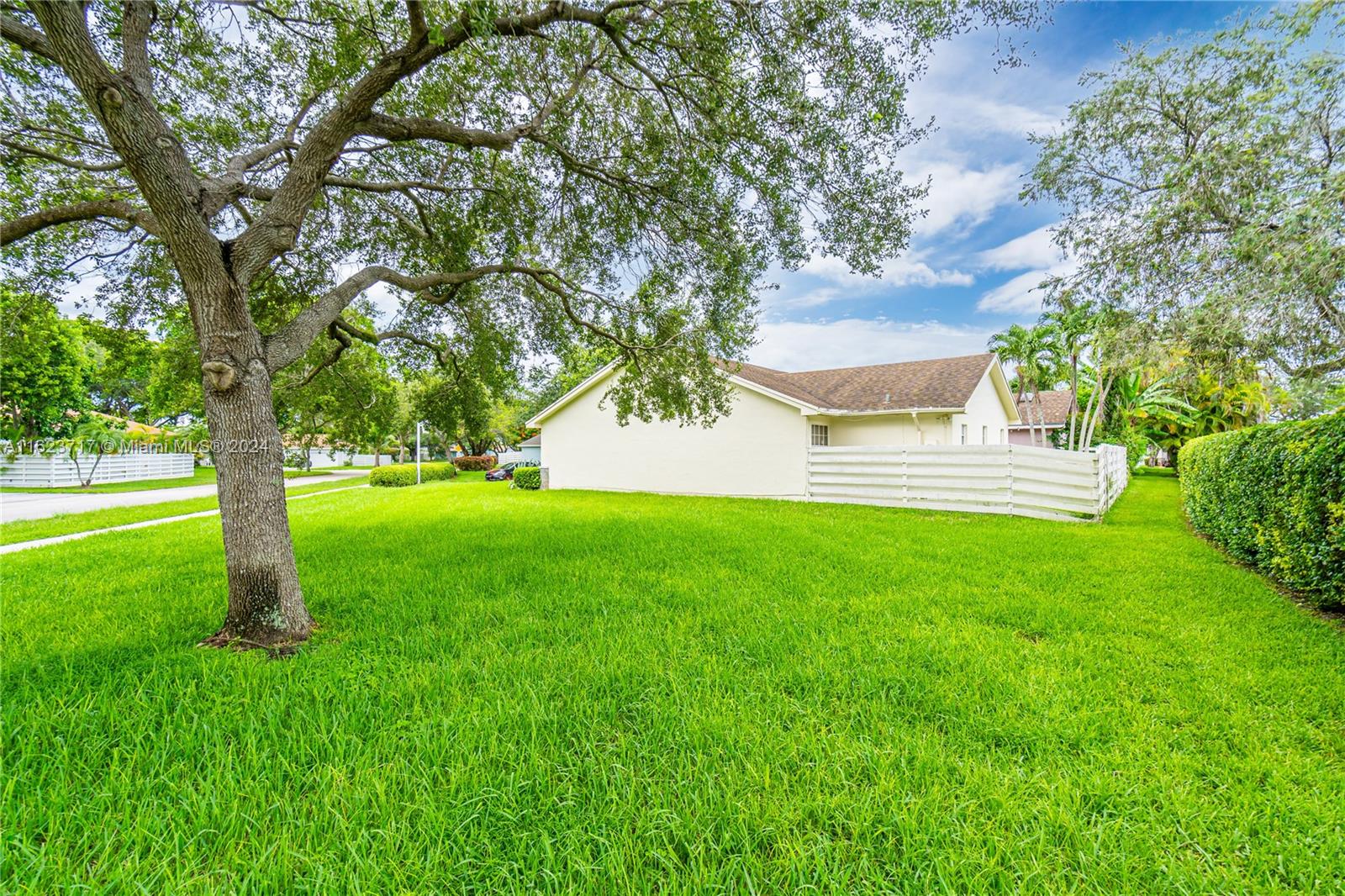 COUNTRY WALK LAKESIDE PAT - Residential Lease