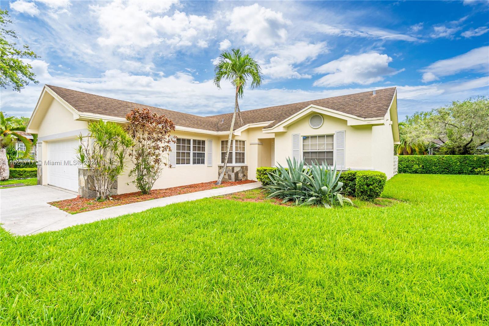COUNTRY WALK LAKESIDE PAT - Residential Lease