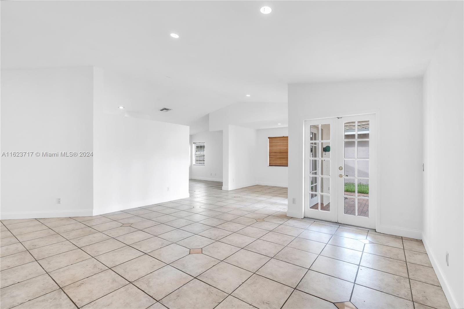 COUNTRY WALK LAKESIDE PAT - Residential Lease