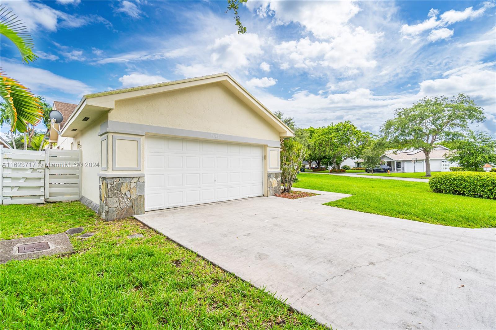 COUNTRY WALK LAKESIDE PAT - Residential Lease
