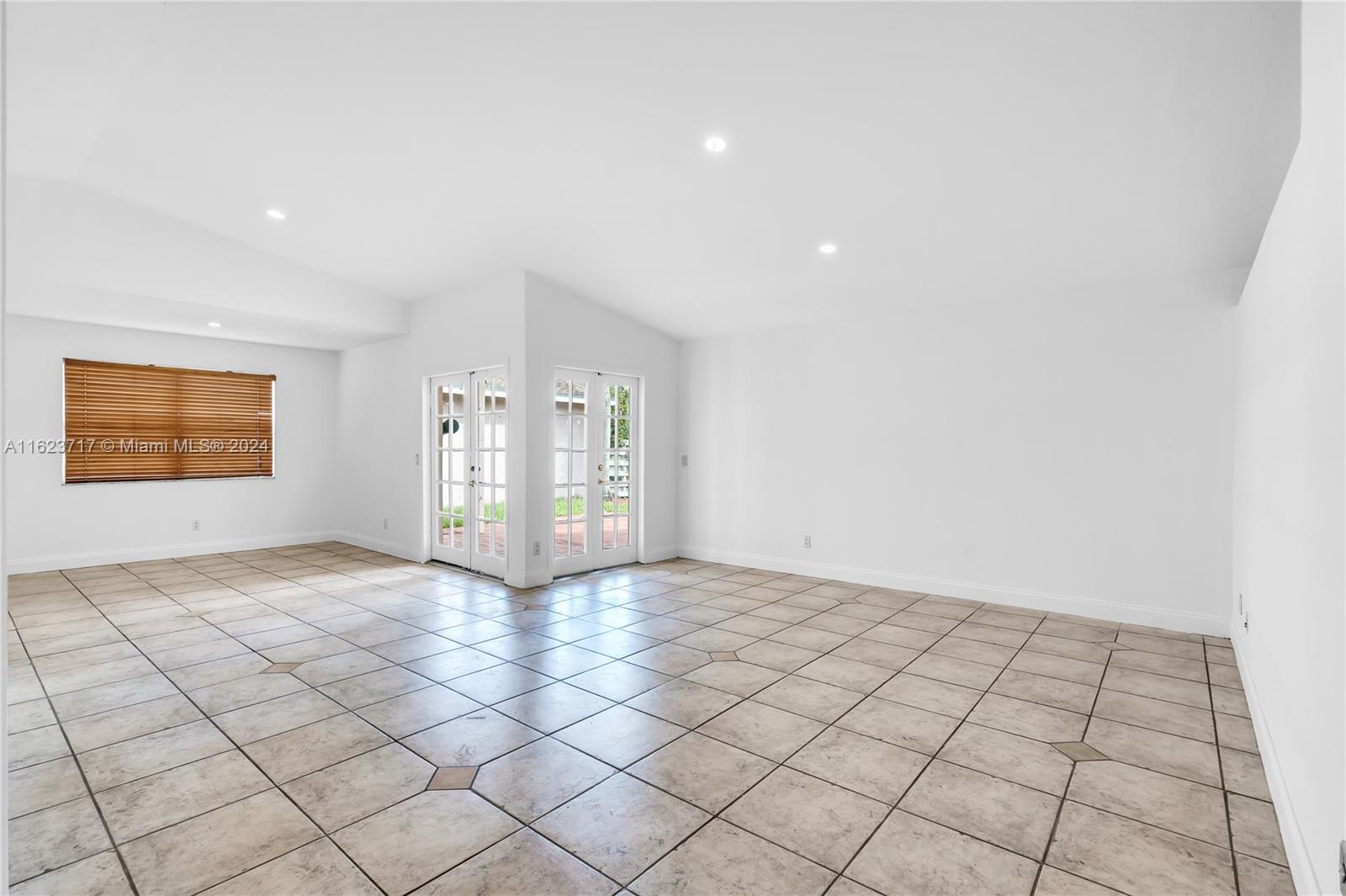 COUNTRY WALK LAKESIDE PAT - Residential Lease