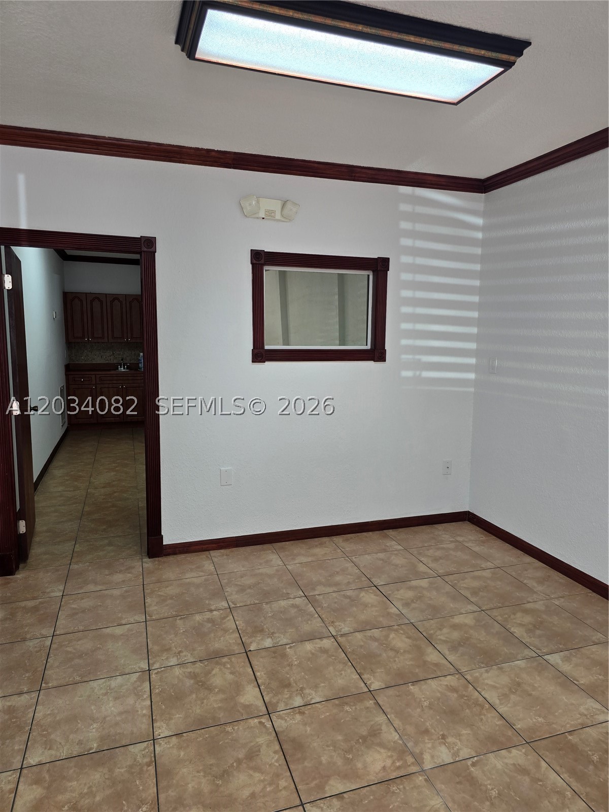 UNIQUE OPPORTUNITY IN HIALEAH! WAREHOUSE AVAILABLE Strategic location in one of the most trafficked areas in Hialeah, ideal for growing businesses. 1.- 1,100 square feet of versatile space 2.- Private office for efficient operations 3.- 18-foot height – Perfect for storage or distribution 4.- Bathroom equipped with a shower for added convenience 5.- 2 parking spaces included 6.- Flexible terms – First month only + 1-month deposit Ready to move in NOW! Don't miss this opportunity to establish your business in a busy area. The warehouse is delivered completely clean and painted.