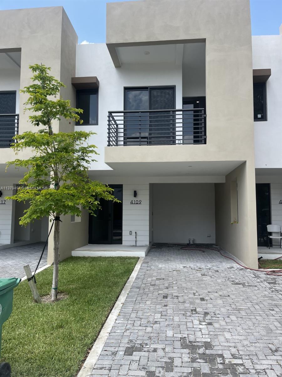 Brand New, never lived , 1650 SQFT located within a Eco-Smart community . Secure and quite brand new gated community just blocks away from Hard Rock, minutes from FLL airport and Dania Pointe, Broward's new entertainment destination. 3 bedrooms, 2.5 bathrooms, a walk in master closet. Located only 3 miles west of I-95, between Stirling Rd and Griffin Rd, Oaks Place provides for quick access to all major roads in the area and many entertainment, shopping and educational facilities.