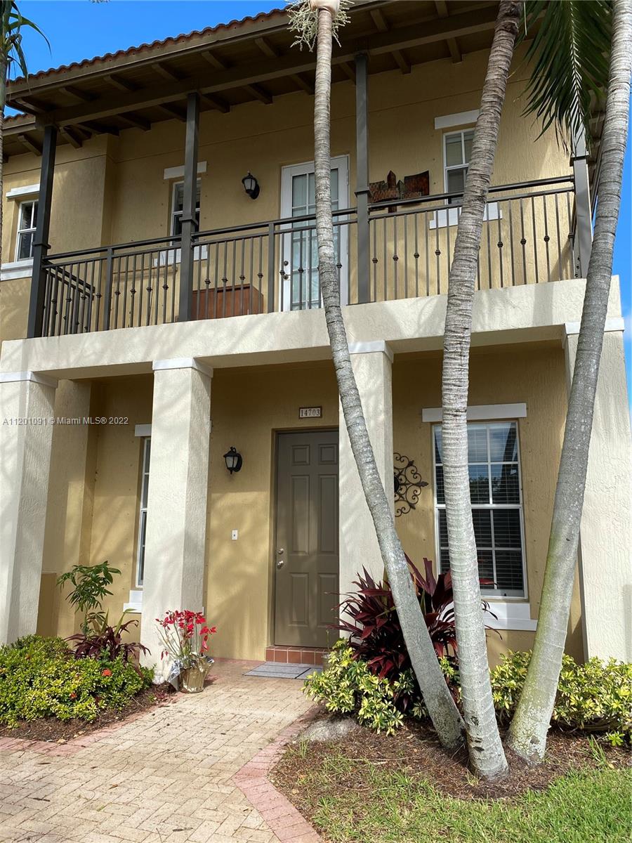 FANTASTIC CORNER TOWNHOUSE IN PRESTIGIOUS COBBLESTONE COMMUNITY. LOVELY 2 STORY WITH 2 BEDROOMS UPSTAIRS AND 2-1/2 BATHS, OPEN KITCHEN WITH LOTS OF COUNTER SPACE, TILED FLOORING ON 1ST FLOOR, LAMINATE FLOORING ON 2ND FLOOR. UPSCALE LANDSCAPING, CLUBHOUSE WITH FULL KITCHEN FACILITIES, SWIMMING POOL, AND SUN DECK, PLAYGROUND, JOGGING PATH AROUND LAKE,FITNESS CENTER.GATED SECURITY. COMMUNITY.UNIT IS RENTED UNTIL AUGUEST 2022, TENANT PAYS  $2400, TENANT WON'T STAY, GREAT FOR INVESTMENT, OR FAMILY ORIENTED COUPLE