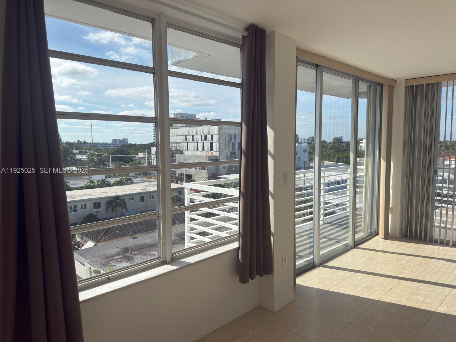 CARLYLE TOWERS CONDO - Residential