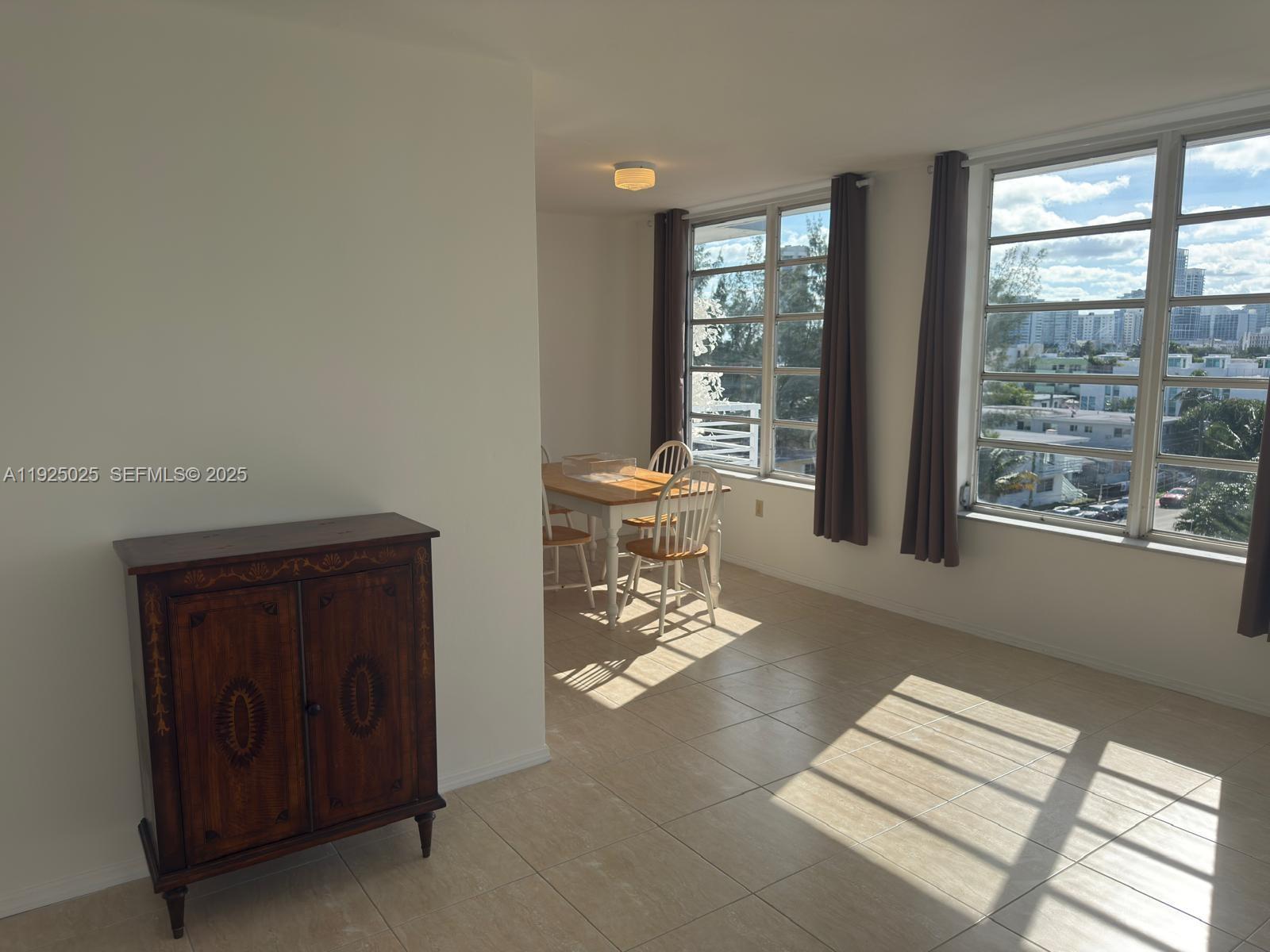 CARLYLE TOWERS CONDO - Residential