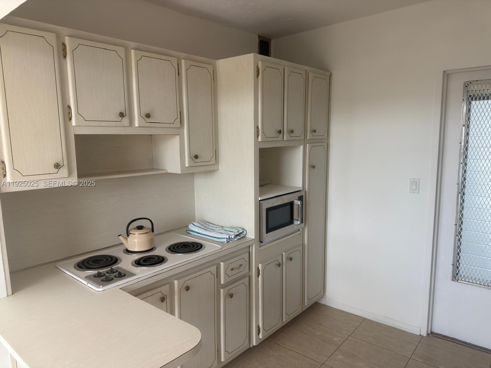 CARLYLE TOWERS CONDO - Residential