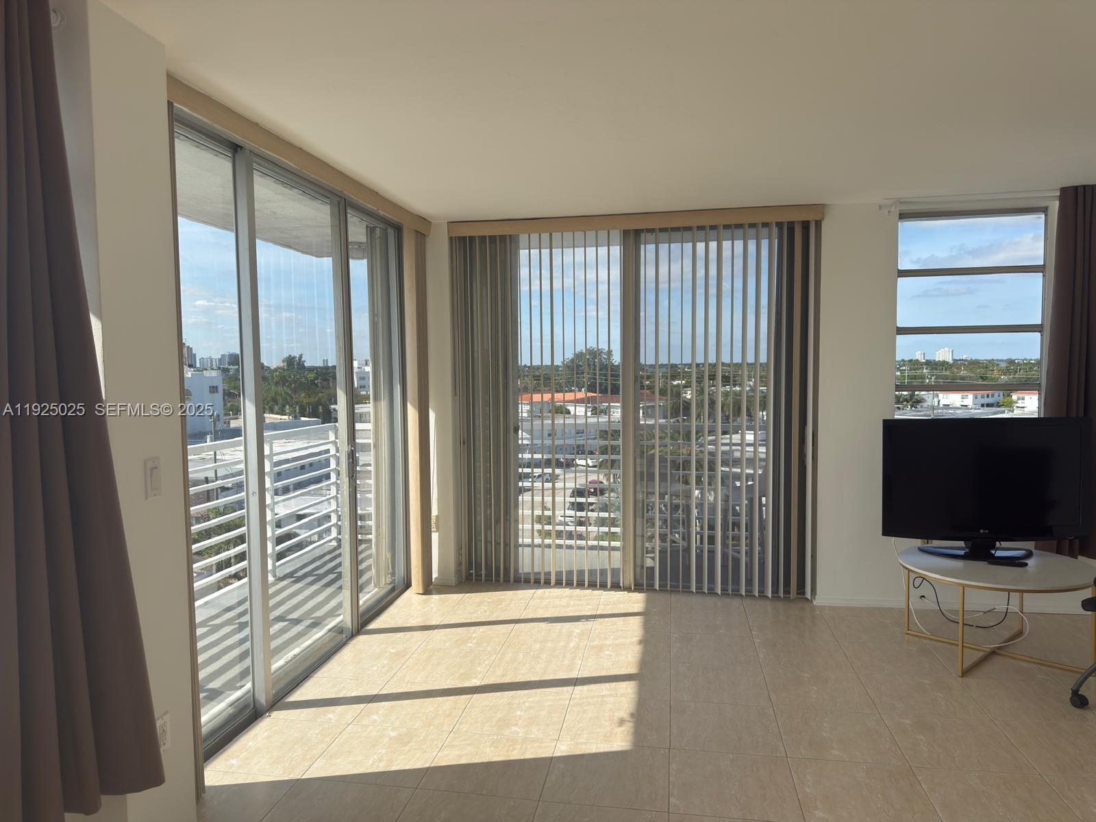 CARLYLE TOWERS CONDO - Residential