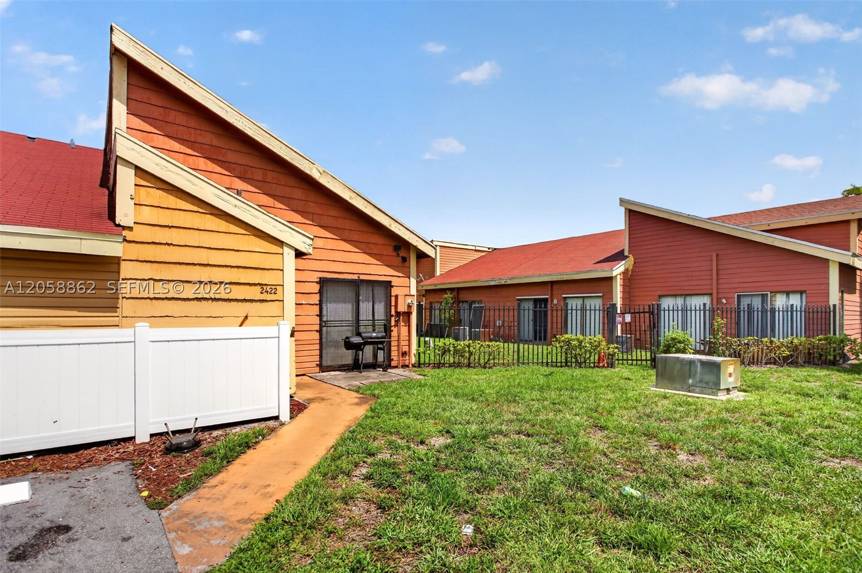 Beautiful, move-in ready 2-bedroom, 1-bath home located in a highly desirable community with A-rated elementary, middle, and high schools. Enjoy the benefits of a low HOA while living in a well-maintained property that’s ready for its new owner or tenant. Don’t miss this fantastic opportunity to own a home in an excellent school district!